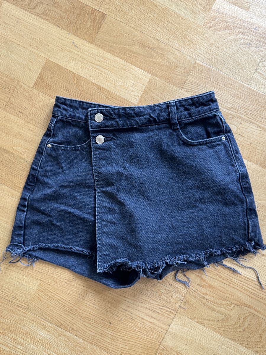Hosen: Schwarze Zara Jeansskort – Gebraucht aus Zürich von megan.caprez
