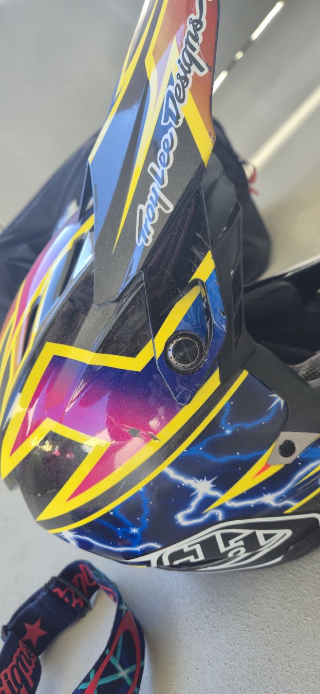 Troy Lee Casques: Casque troy lee design carbon D4 – D'occasion à Cheseaux-Lausanne par stevo85 2