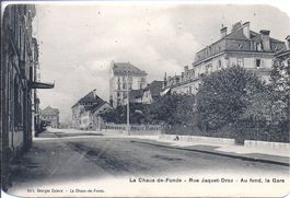 CHAUX - de - FONDS, rue Jaquet - Droz et au fond la gare