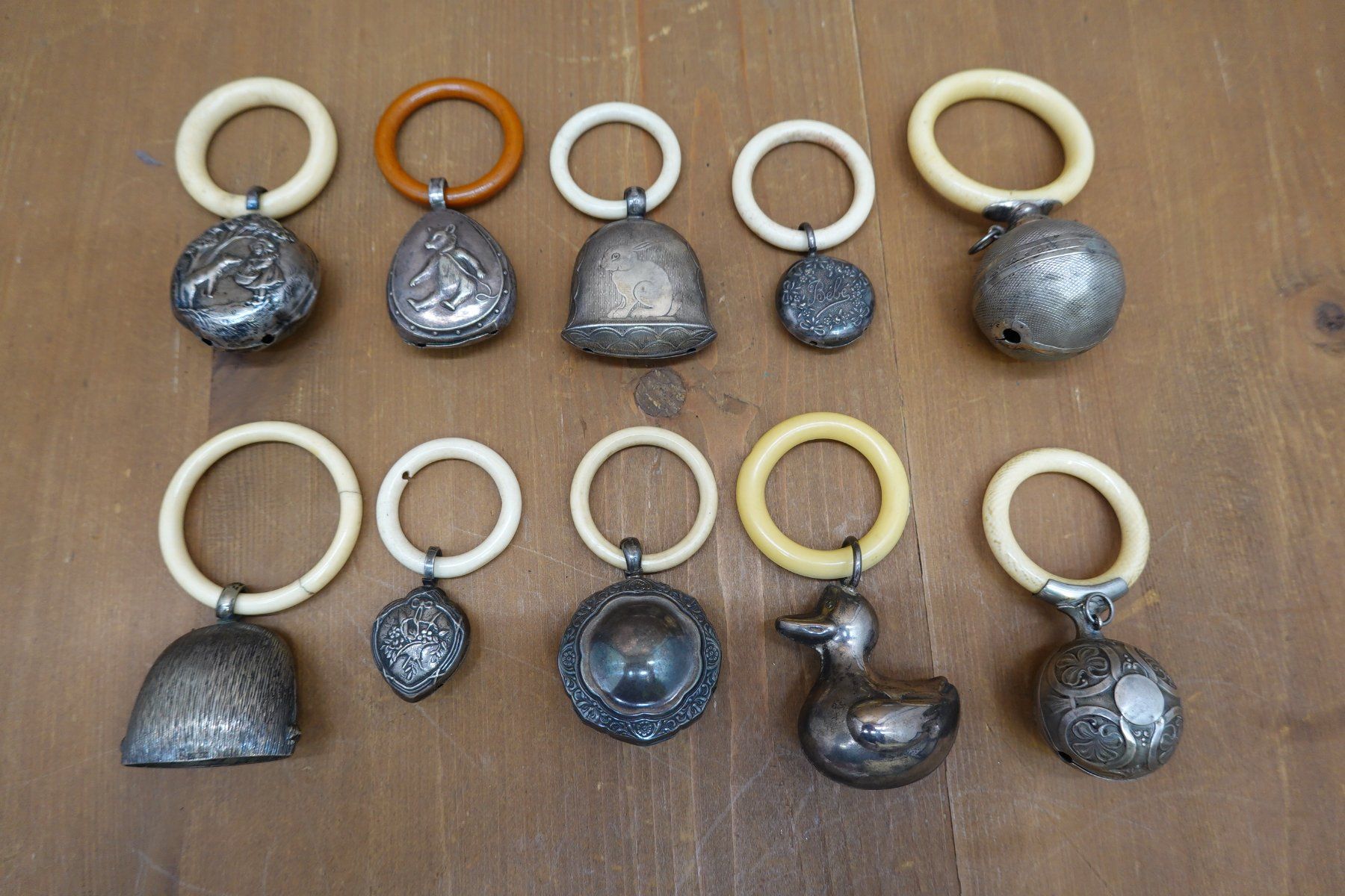 Giocattoli: Sammlung antiker Babyrasseln z.T. Silber – Usato da Trin venduto da evolrof