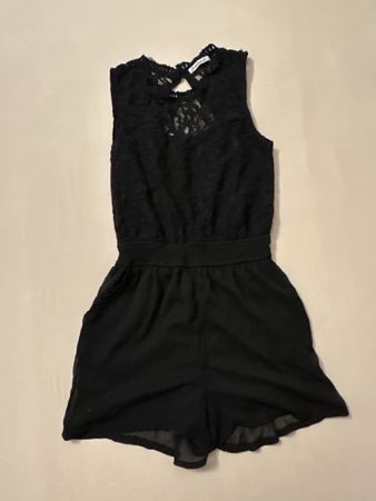 Schöner Spitzen Jumpsuit - Perfekt für den Sommer!