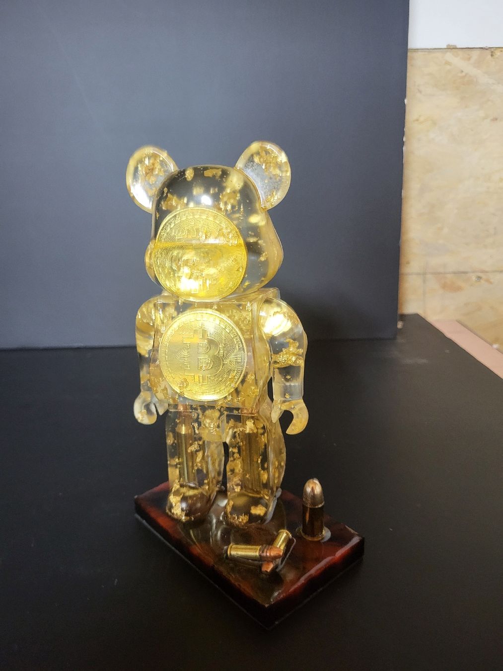 Figuren: Figurine Bearbrick Bitcoin dorée avec feuilles d'or. – Neu und originalverpackt aus Cheseaux-Lausanne von ped_ccj9 3