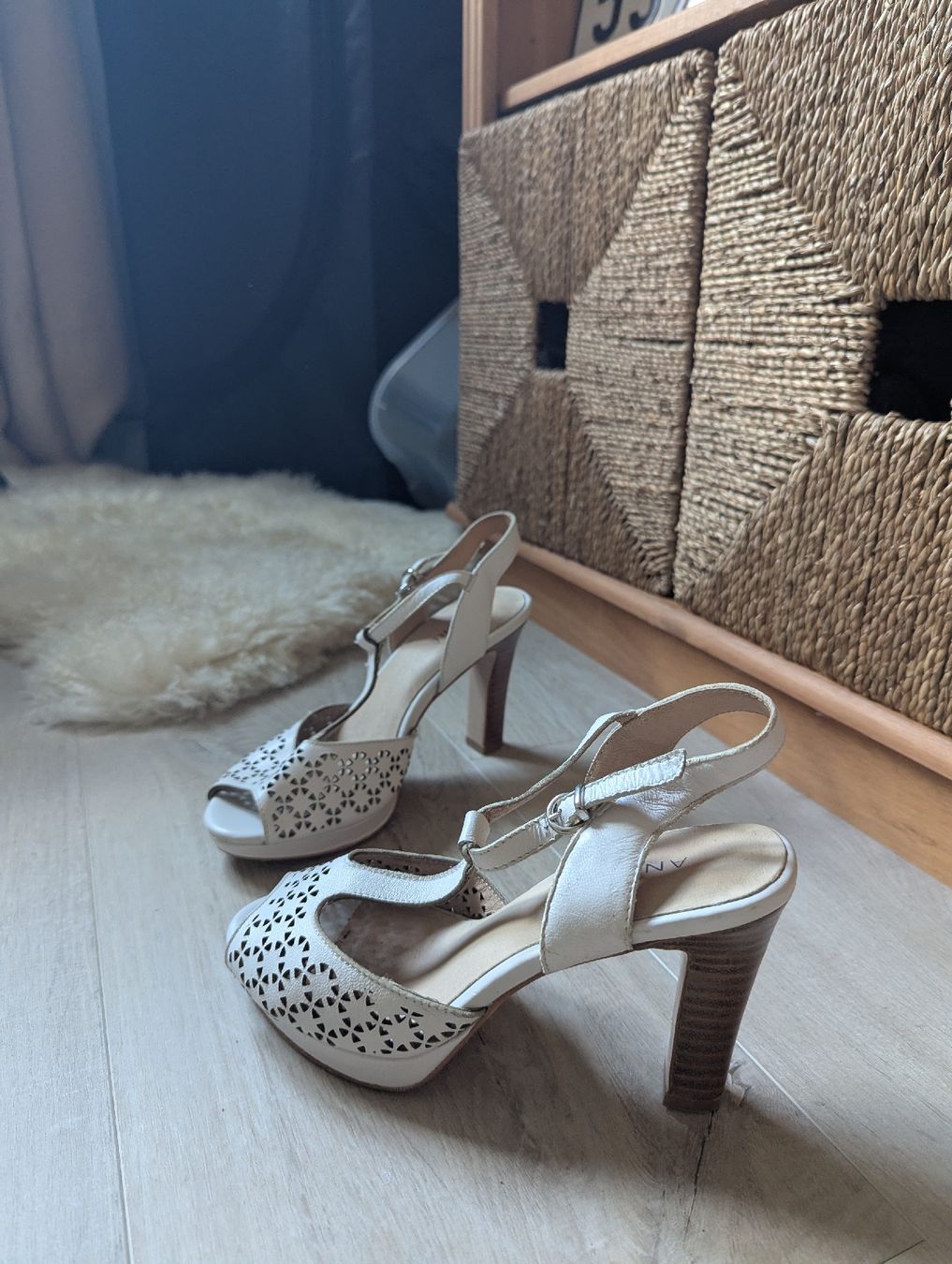 André Scarpe da donna: André White Summer Heels, Size 36 - Chic! – Usato da Schlieren venduto da maseam