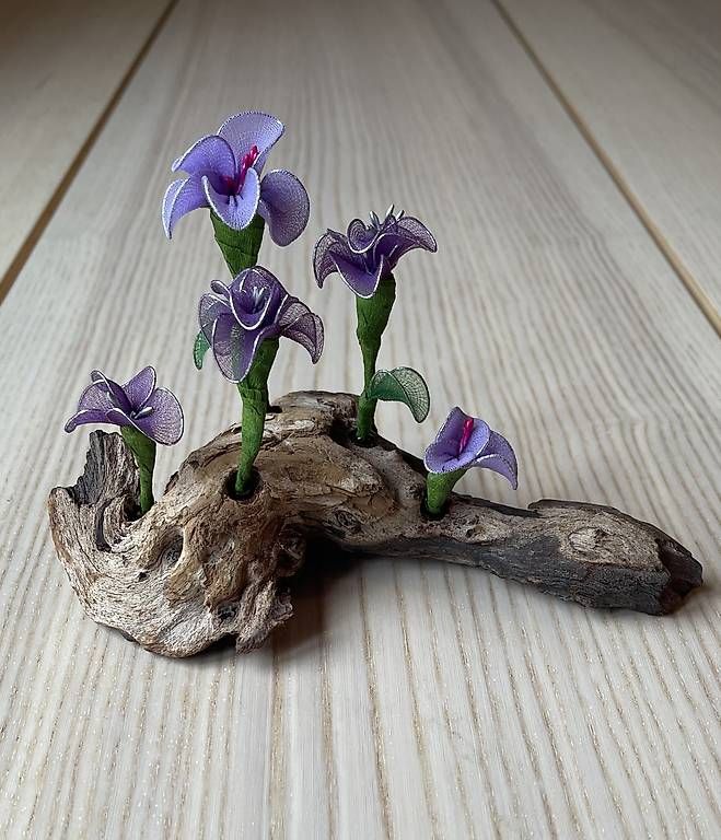 Plantes & graines: Arrangement de fleurs artisanales en bas nylon.  – D'occasion à Biel/Bienne par Freunemy