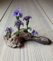 Arrangement de fleurs artisanales en bas nylon. 