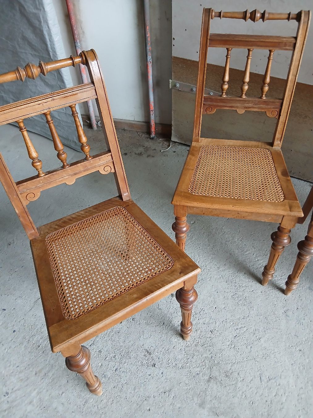 Sedie: 4 CHAISES L.PHILIPPE EN NOYER PARFAITE ÉTAT STABLE – Usato da Neuchatel venduto da NNeuchatel 1