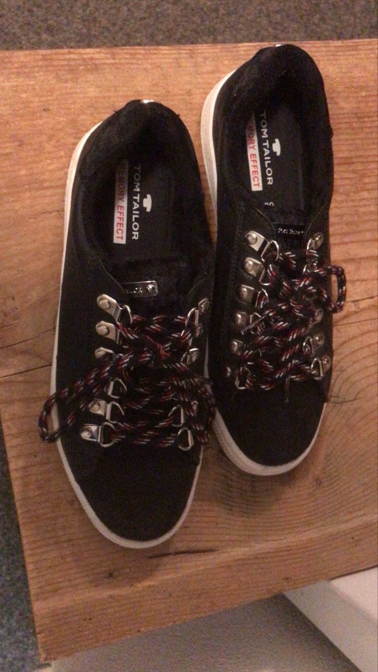 Tom Tailor Scarpe da donna: Schwarze Tom Tailor Sneaker Gr. 38 – Usato da Klosters venduto da Rigi98 1