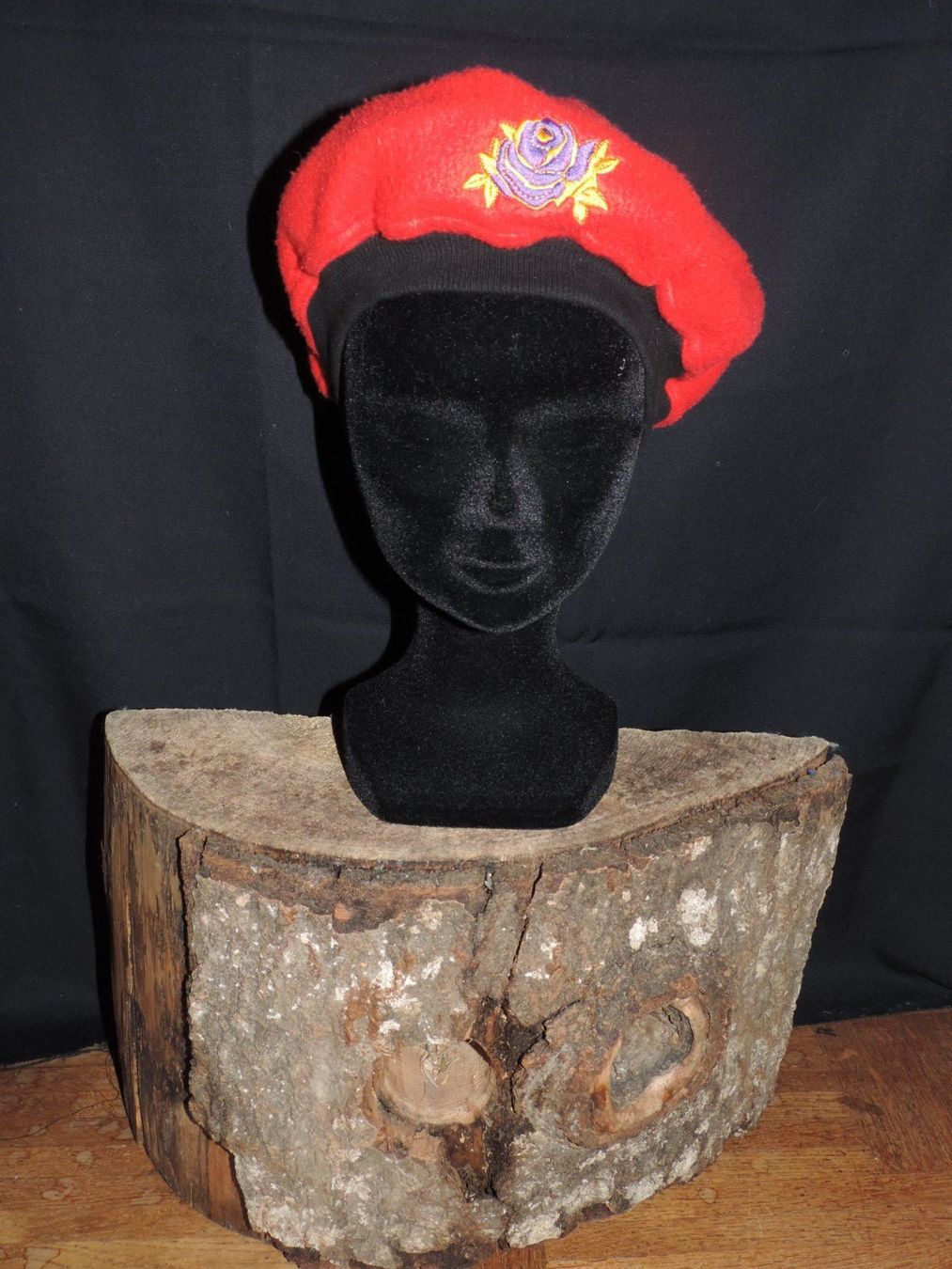 Copricapi, berretti & cappellini: béret rouge avec fleur – Usato da Genève venduto da Axelle333