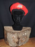 béret rouge avec fleur