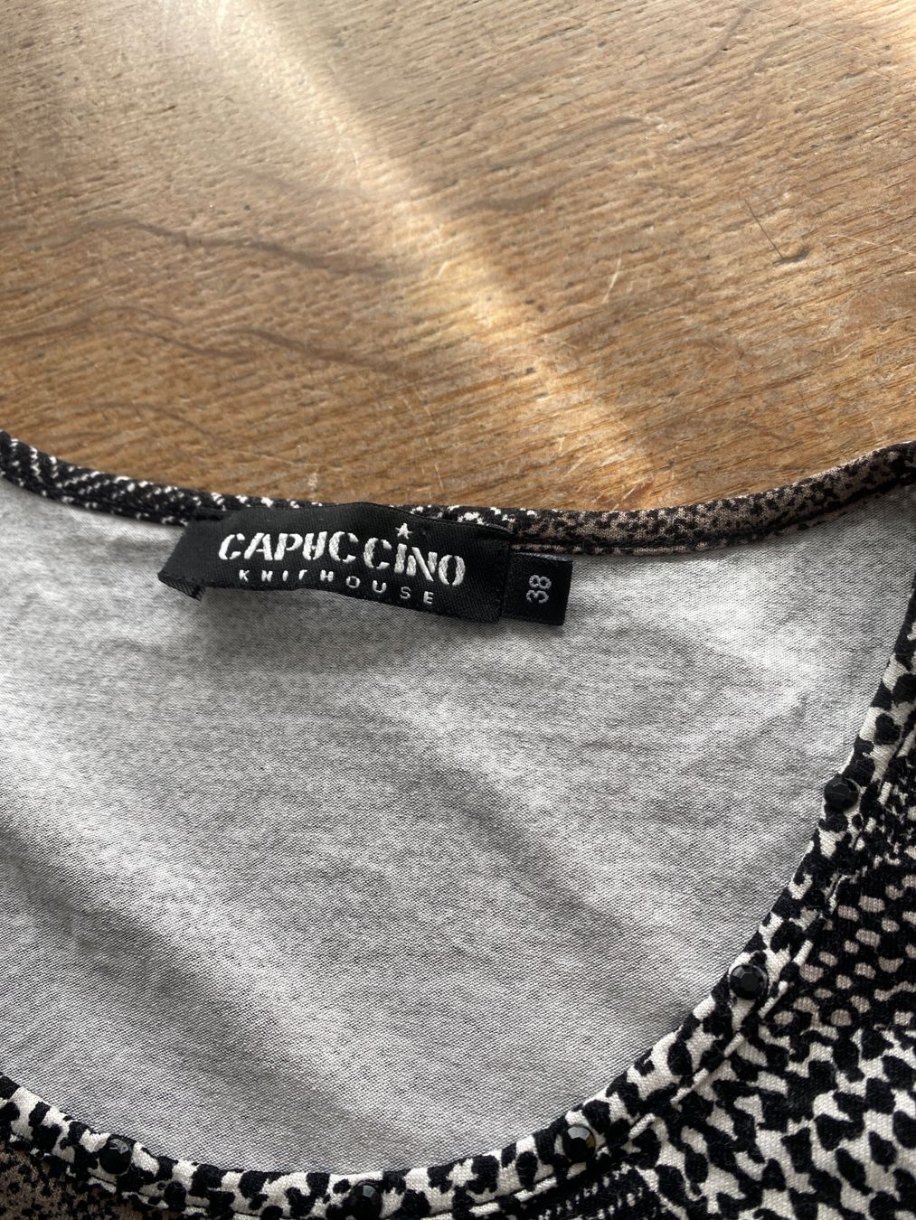 Pullover & Sweatshirts: CAPUCCINO SHIRT/PULLOVER GR.38 schwarz/weiß/mocca gemustert – Gebraucht aus Frauenfeld von Boldi46 1