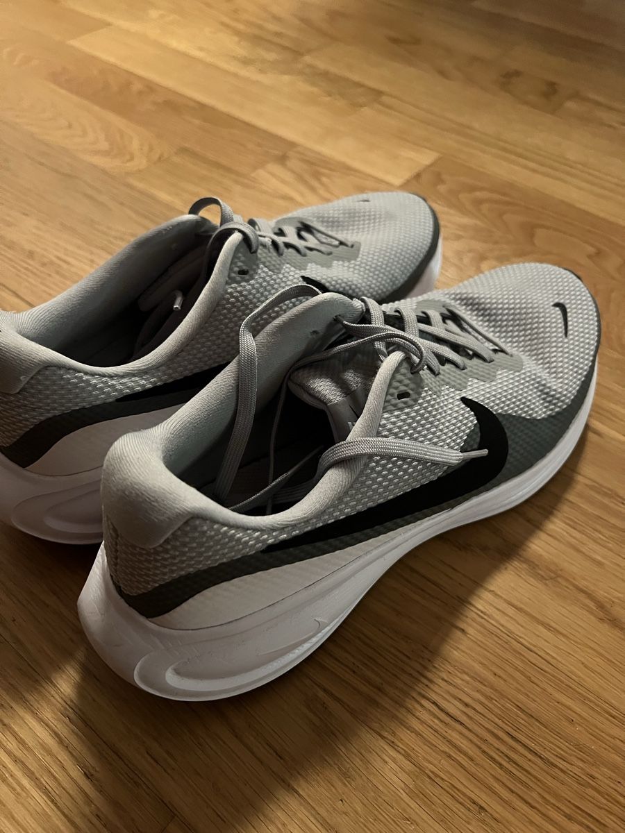 Nike Scarpe da uomo: Nike Revolution 8 Laufschuhe – Usato da Urtenen-Schönbühl venduto da david.elst
