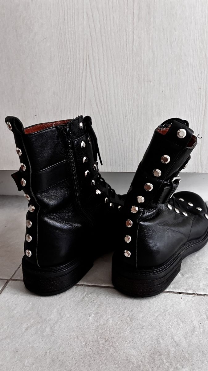 Scarpe da donna: Black studded leather boots – Usato da Zürich venduto da tha_nhm8 2