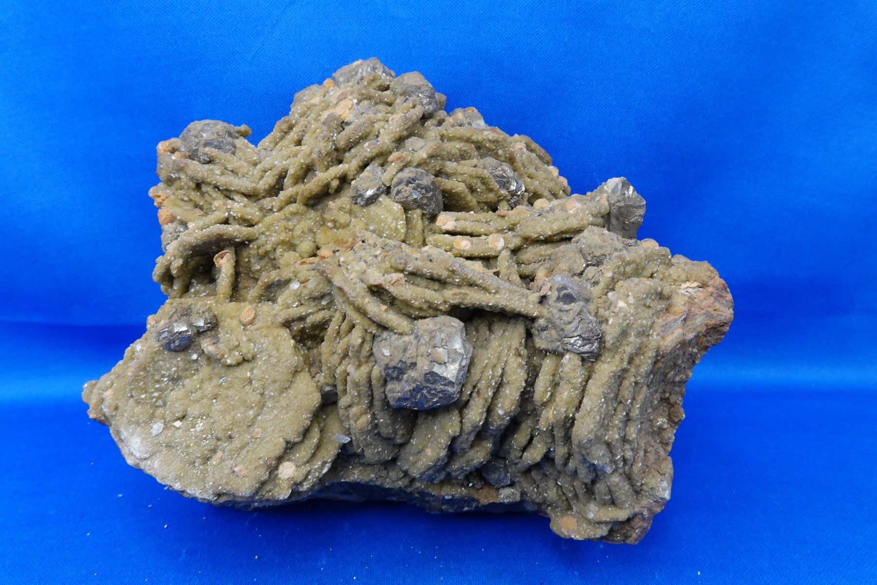 Minerali & Pietre curative: Pyrrhotit mit Siderit und Chalkopyrit – Usato da Schinznach Bad venduto da Demerald