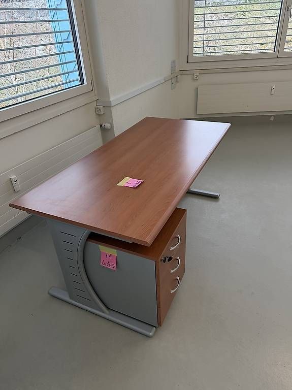 Scrivanie: Bürotisch mit Korpus -gepflegt & stabil – Usato da Glattbrugg venduto da Tody1990 1