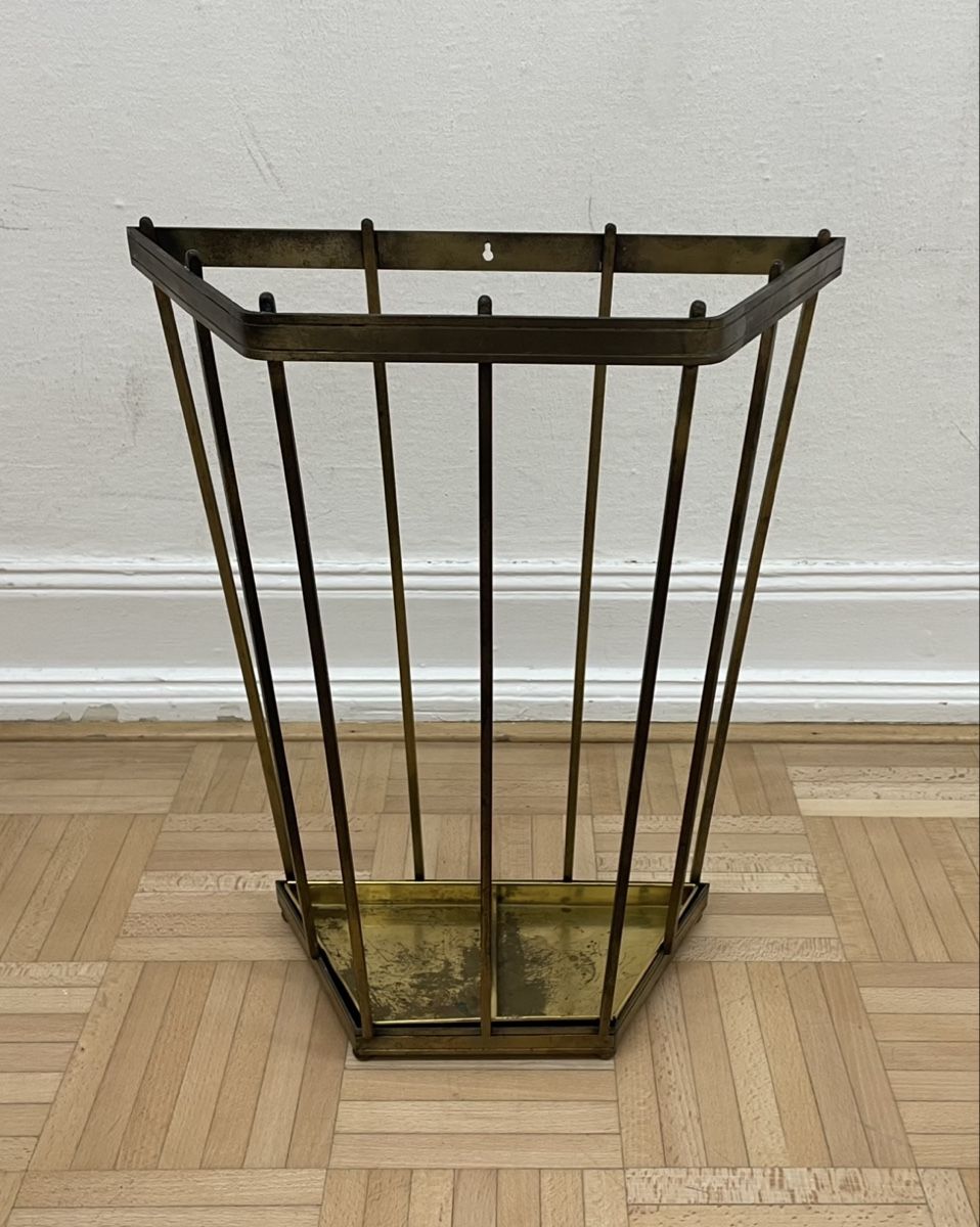 Sonstige Büroeinrichtungen: Schlichter Art Deco Messing Schirmständer Wandschirmständer – Gebraucht aus Zürich von Vintagewiesel