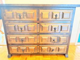 Commode en bois massif 8 tiroirs  Bon état