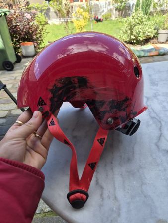 Roter Velohelm / gebraucht