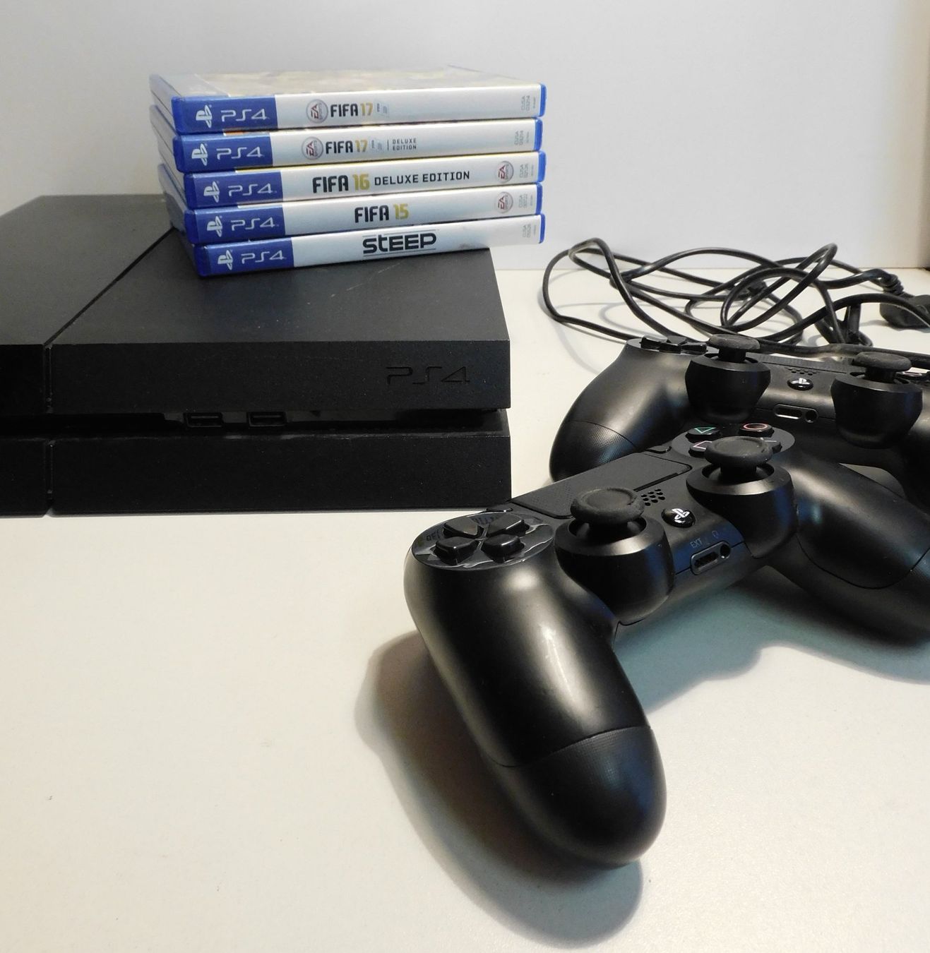 Sony Konsolen: PS 4 Konsole 2 Controller u 5 Spiele PS 4  funktioniert – Gebraucht aus Sursee von 76 3