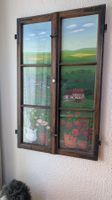 Holzfenster mit schöner Bauern-Malerei