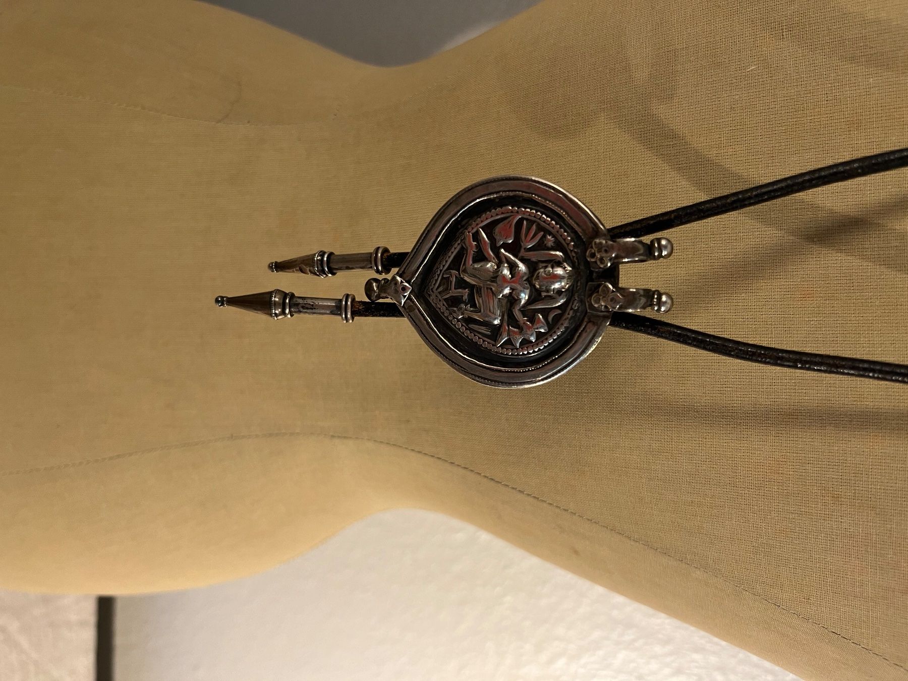 Cravatte: Cravate bolo argent et cuir, ancien – Usato da Genève venduto da DELIRBEADS 2