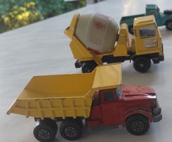 Spielzeug Lastwagen rot gelb 2 Stk