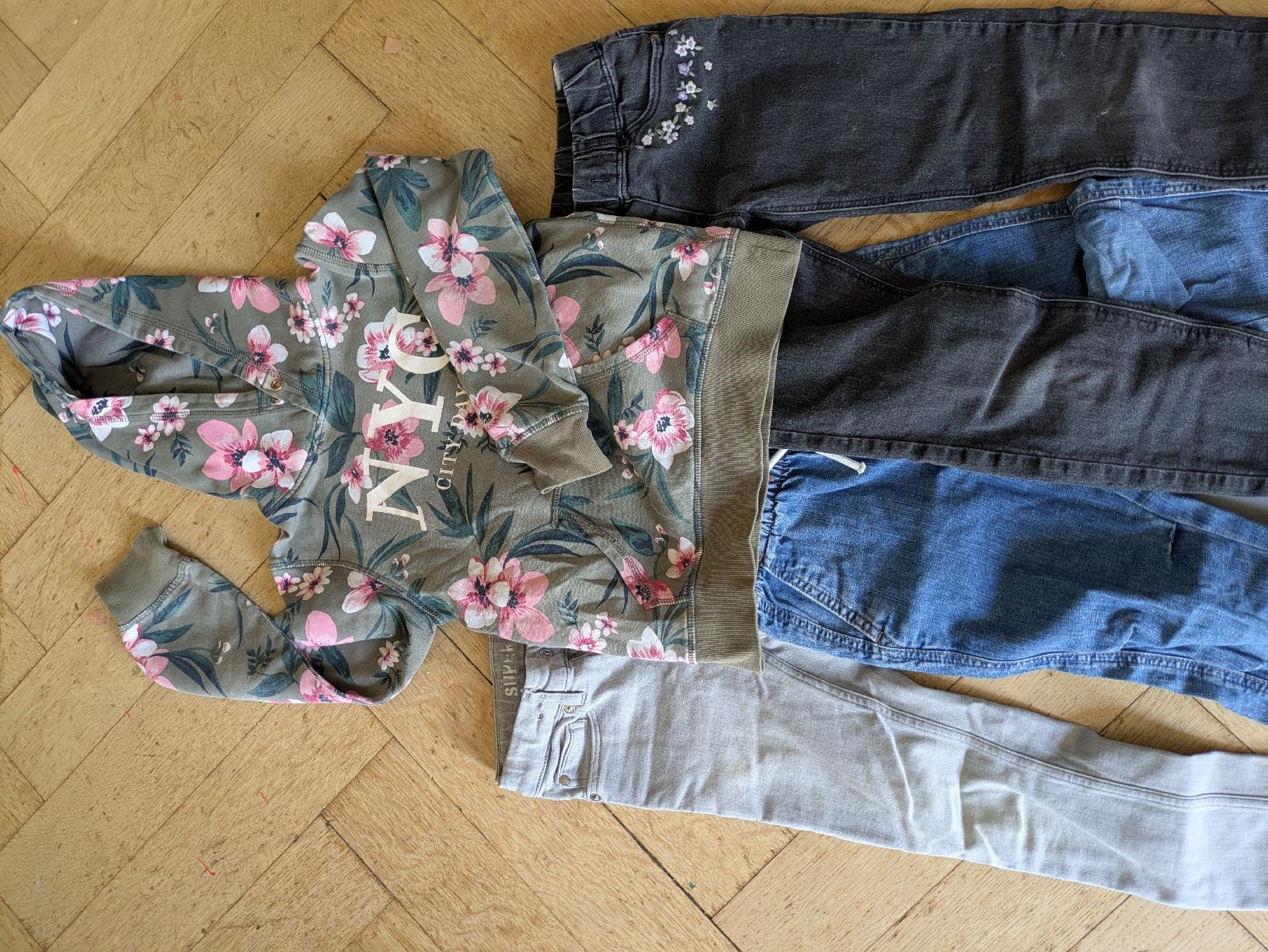 Lotti & Set di vestiti: Kleiderpaket Mädchen, mit 2 Röckli, Gr. 122/128 – Usato da Zürich venduto da andh