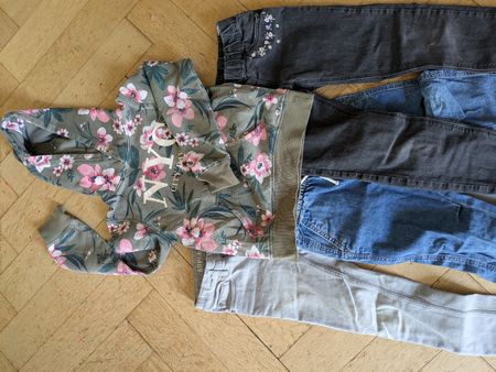Kleiderpaket Mädchen, mit 2 Röckli, Gr. 122/128
