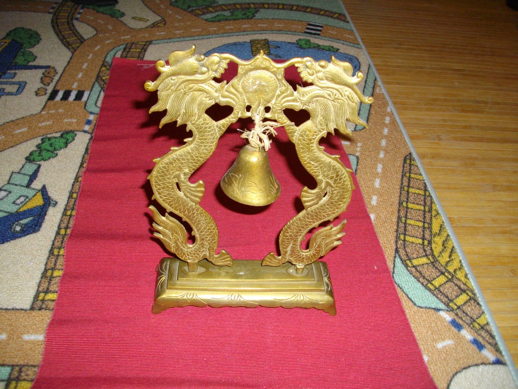 Figuren: Schöner  Drache mit Glocke aus Messing – Gebraucht aus Zürich von protea59