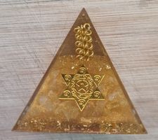 Orgonite Pyramide dorée, protection et chance