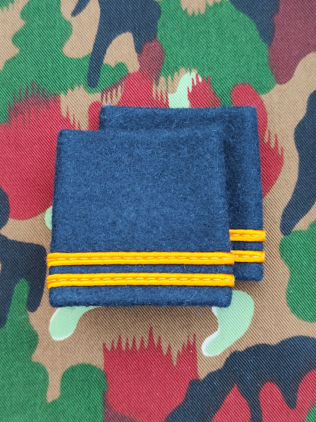Plaketten & Abzeichen: Schulterpatten Oberleutnant Set Ord. 2004 – Gebraucht aus Bauma von SwissMilitaria 1