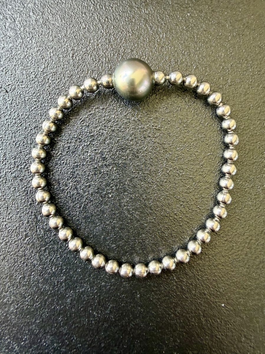 Bracciali & Braccialetti: Stretch-Armband mit grauer Süsswasserperle – Usato da Biel/Bienne venduto da karin.fleischer 1