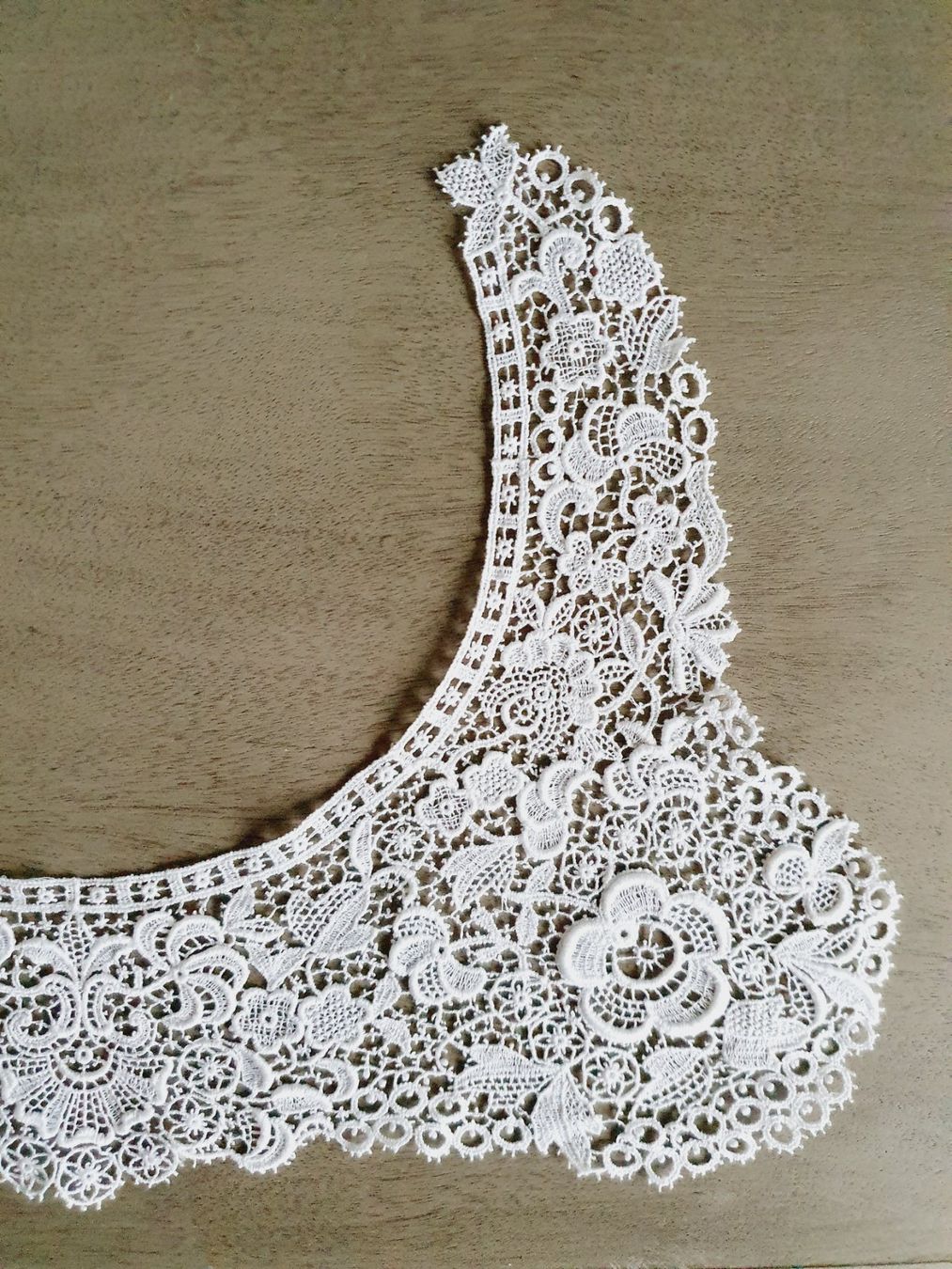 Tessuti: Spitzenkragen mit Blumenmuster, Spitzenbesatz weiss – Nuovo (secondo la descrizione) da Marbach SG venduto da ShabbyChicBrocante 2