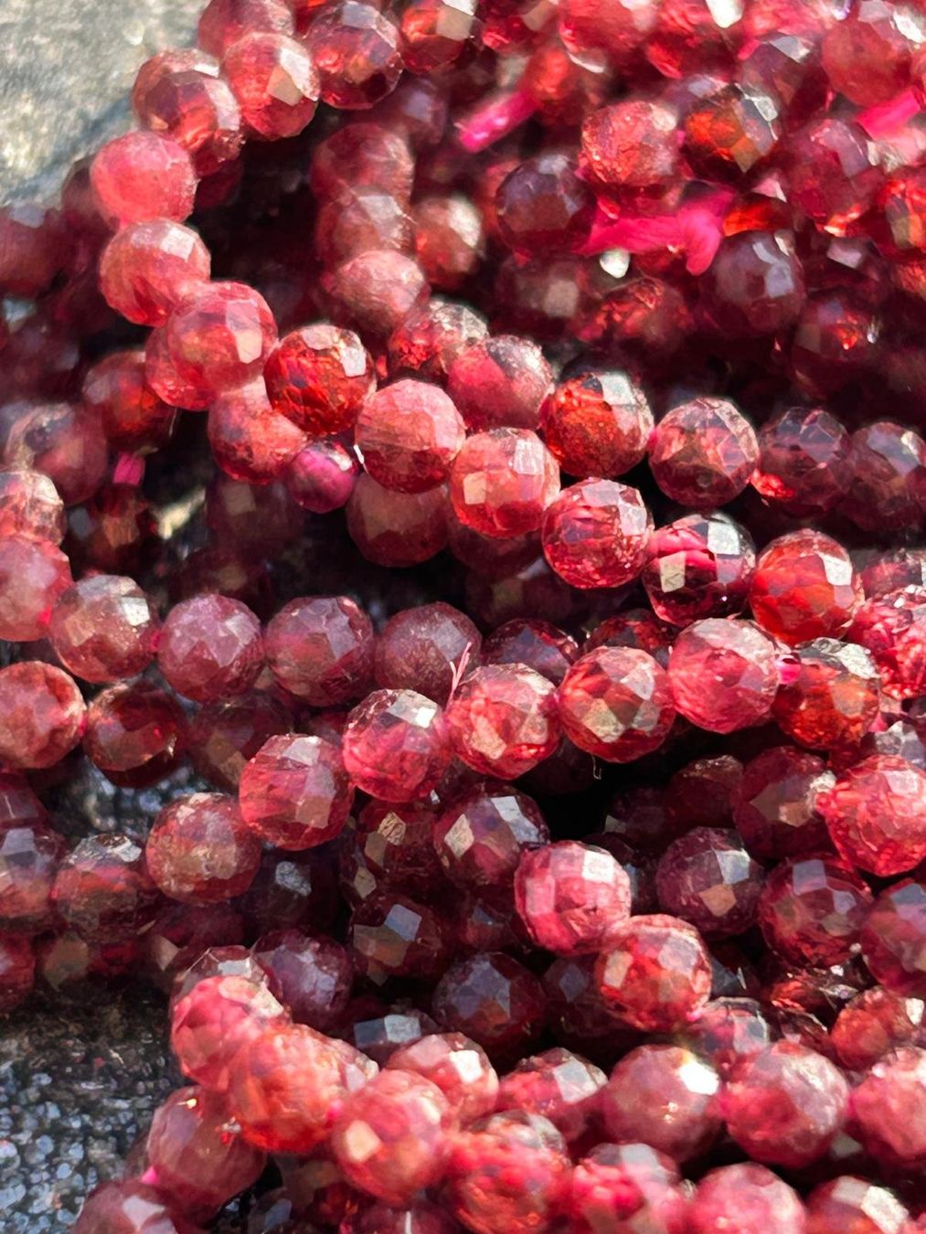Pietre preziose: Strang echte facettierte granat Kugeln 2 mm – Nuovo e nell'imballaggio originale da Niederrohrdorf venduto da Ytobi 2