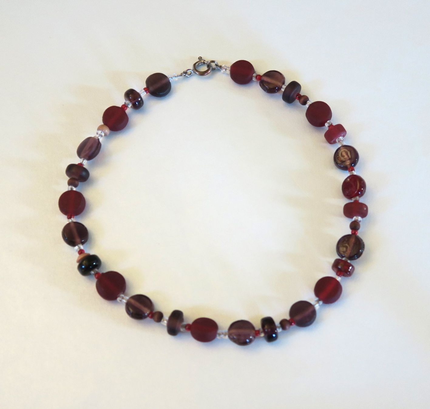 Catenine: Glas - Perlenkette bordeaux-rot – Usato da Brittnau venduto da marlenestone 1
