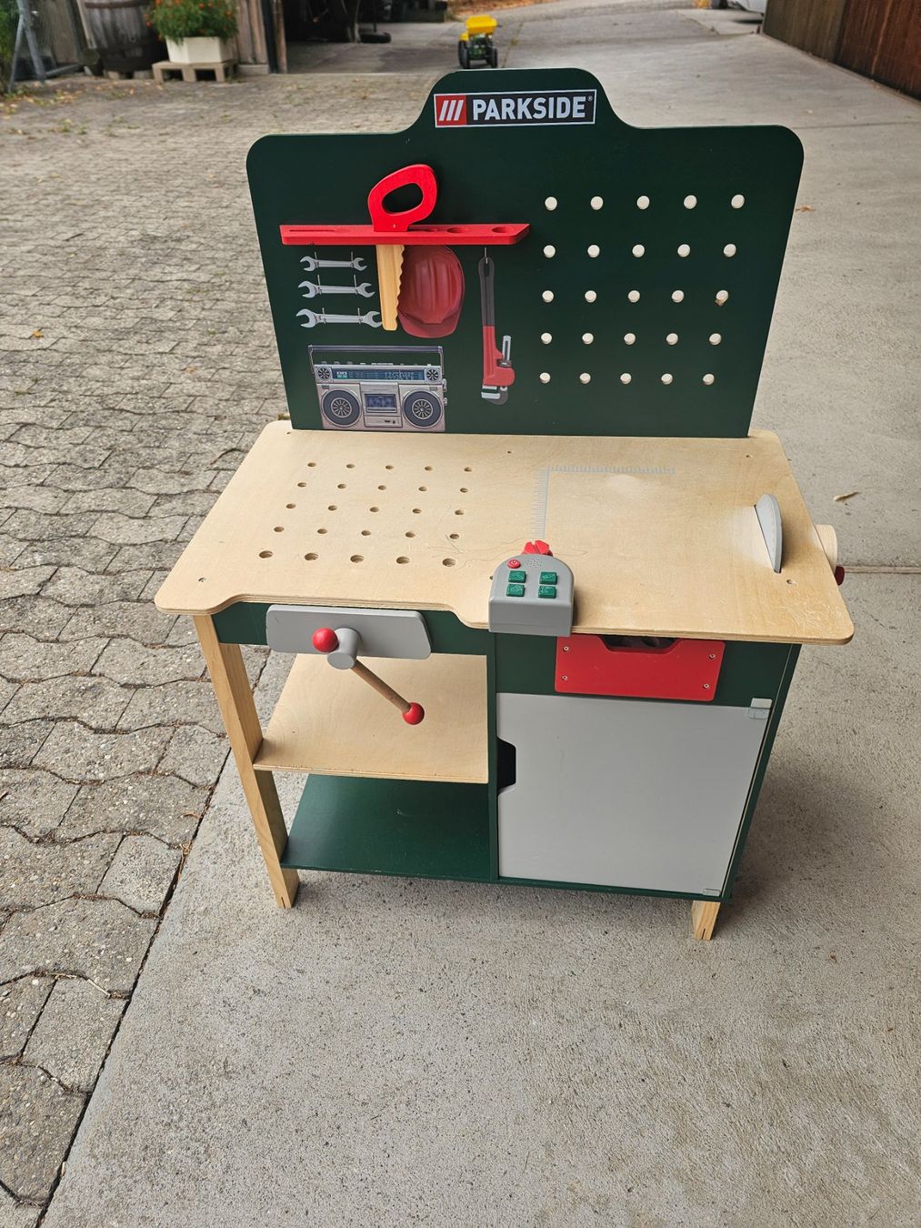 Spielzeuge: Holzwerkstatt/ Werkbank Kinder mit Zubehör – Gebraucht aus Frauenkappelen von Iceman