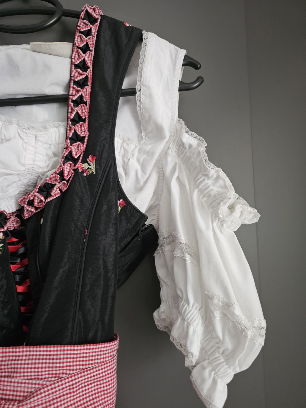 Costumi: Landhaus Dirndl Gr. 38 – Usato da Rubigen venduto da Dosii 3