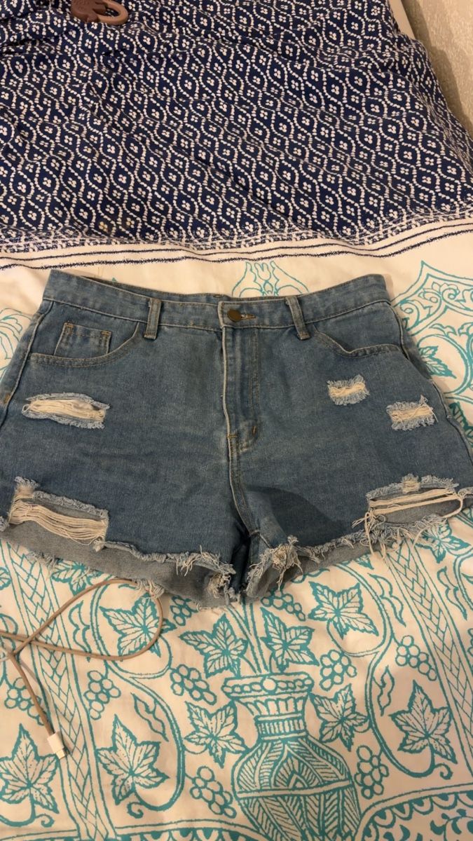 Lotti di vestiti: Shorts en jean déchirés bleus taille L – Nuovo (secondo la descrizione) da Biel/Bienne venduto da hel_5d8b