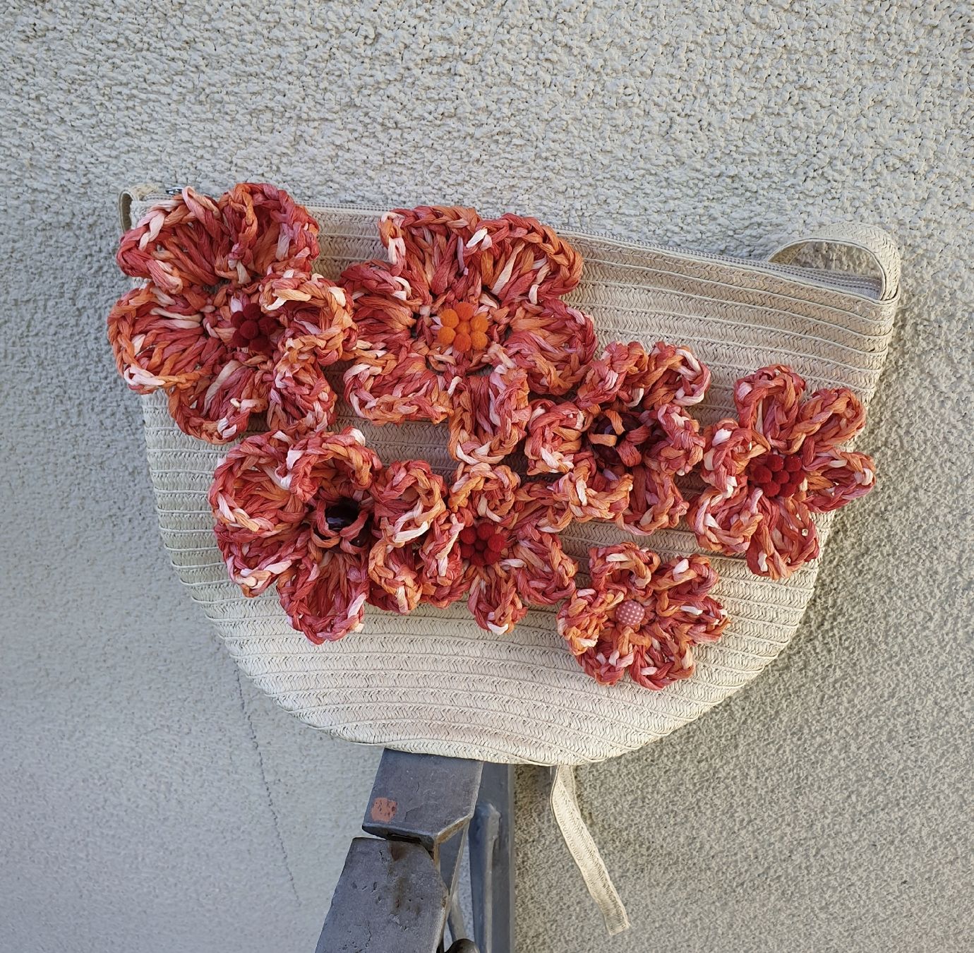 Borse da donna: Neue handdekorierte Boho Tasche Blumen Sommer – Nuovo (secondo la descrizione) da Gelterkinden venduto da Macrameed