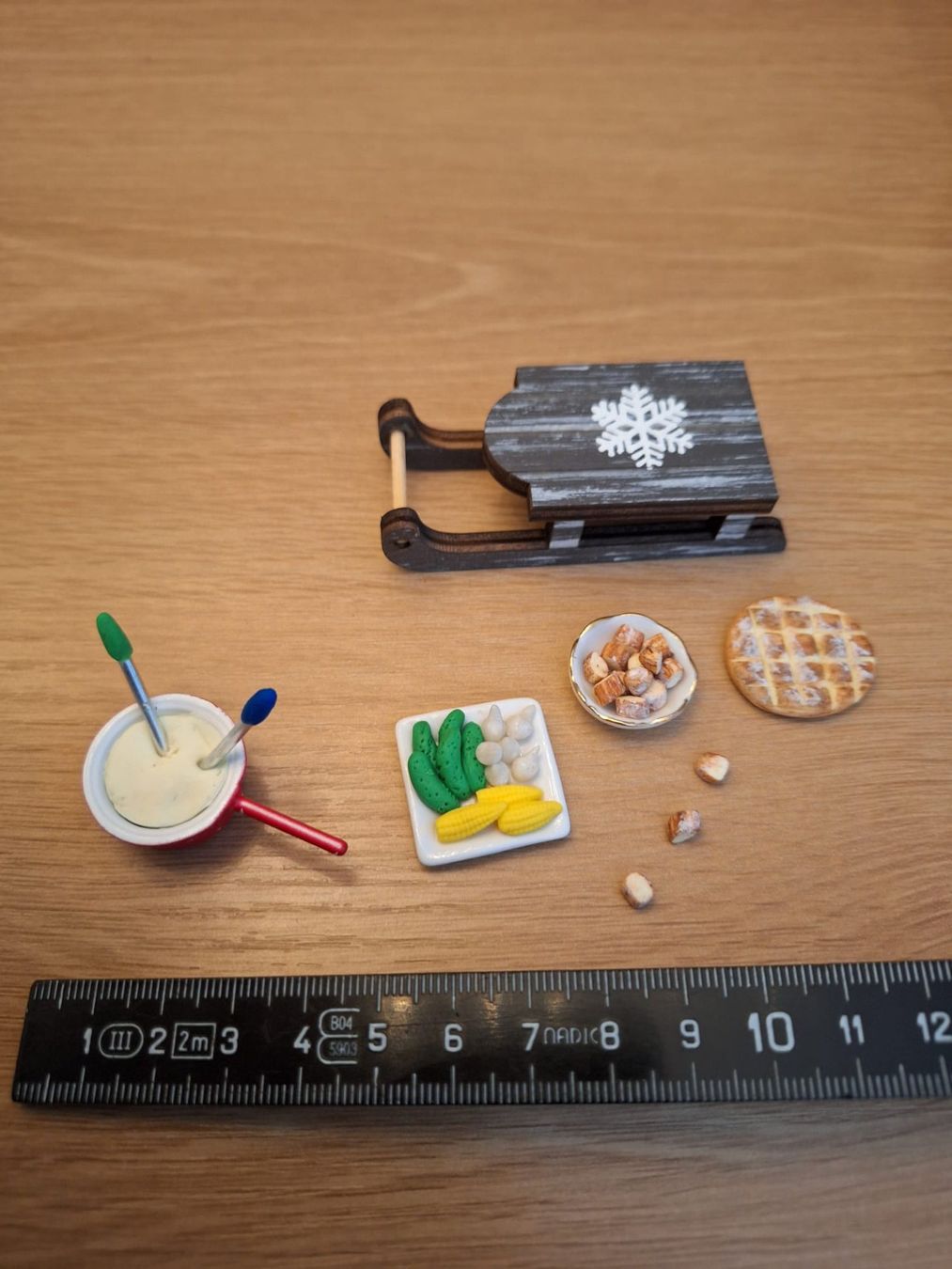 Case e mobili per bambole: Handmade Fondue Schlitten – Nuovo (secondo la descrizione) da Zürich venduto da HandmadeTinyFood 1
