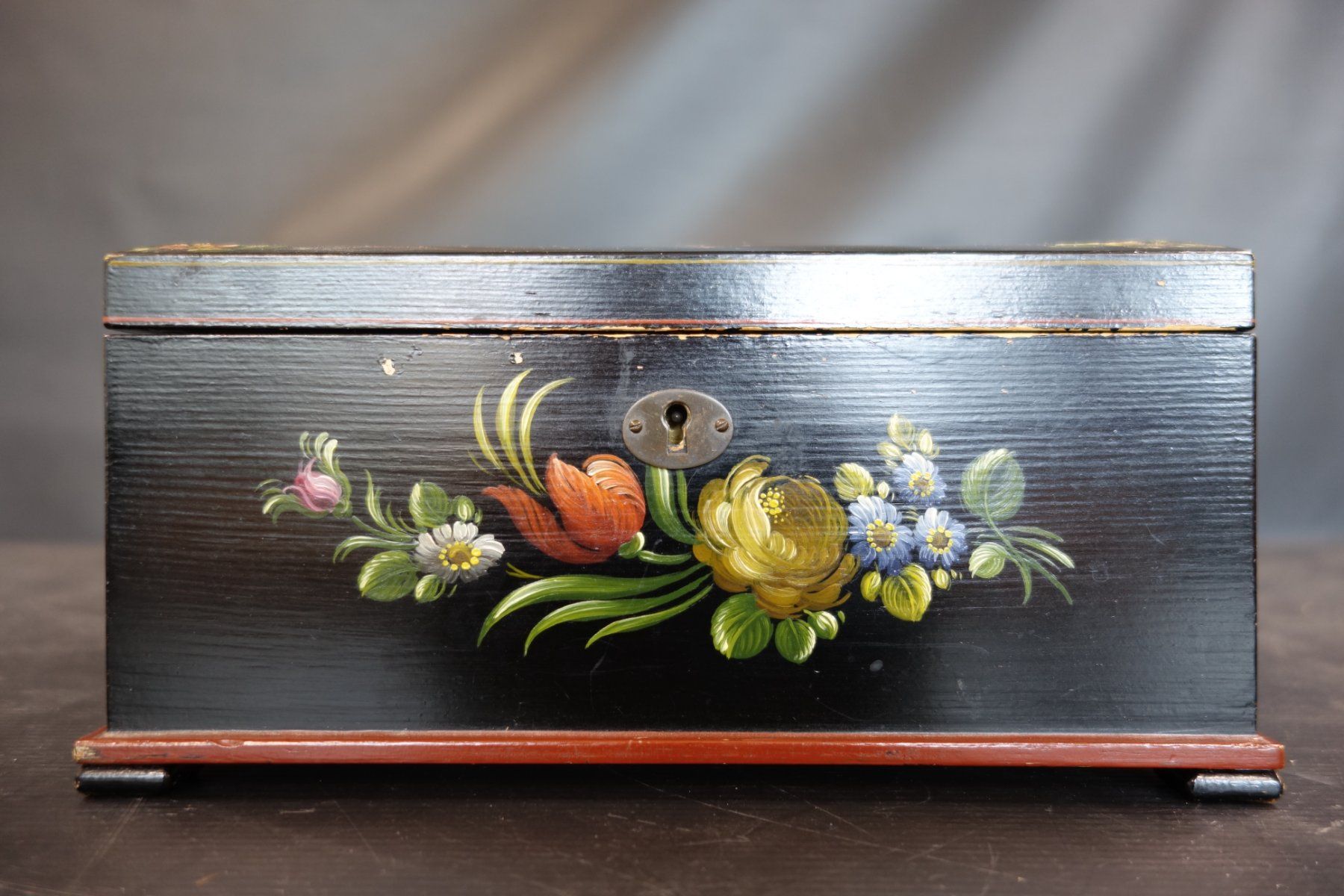 Cassapanche: Holzschatulle mit handgemalter Blumenmalerei – Usato da Basel venduto da bk_brockibasel 1