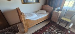 Antikes Bett mit Inhalt