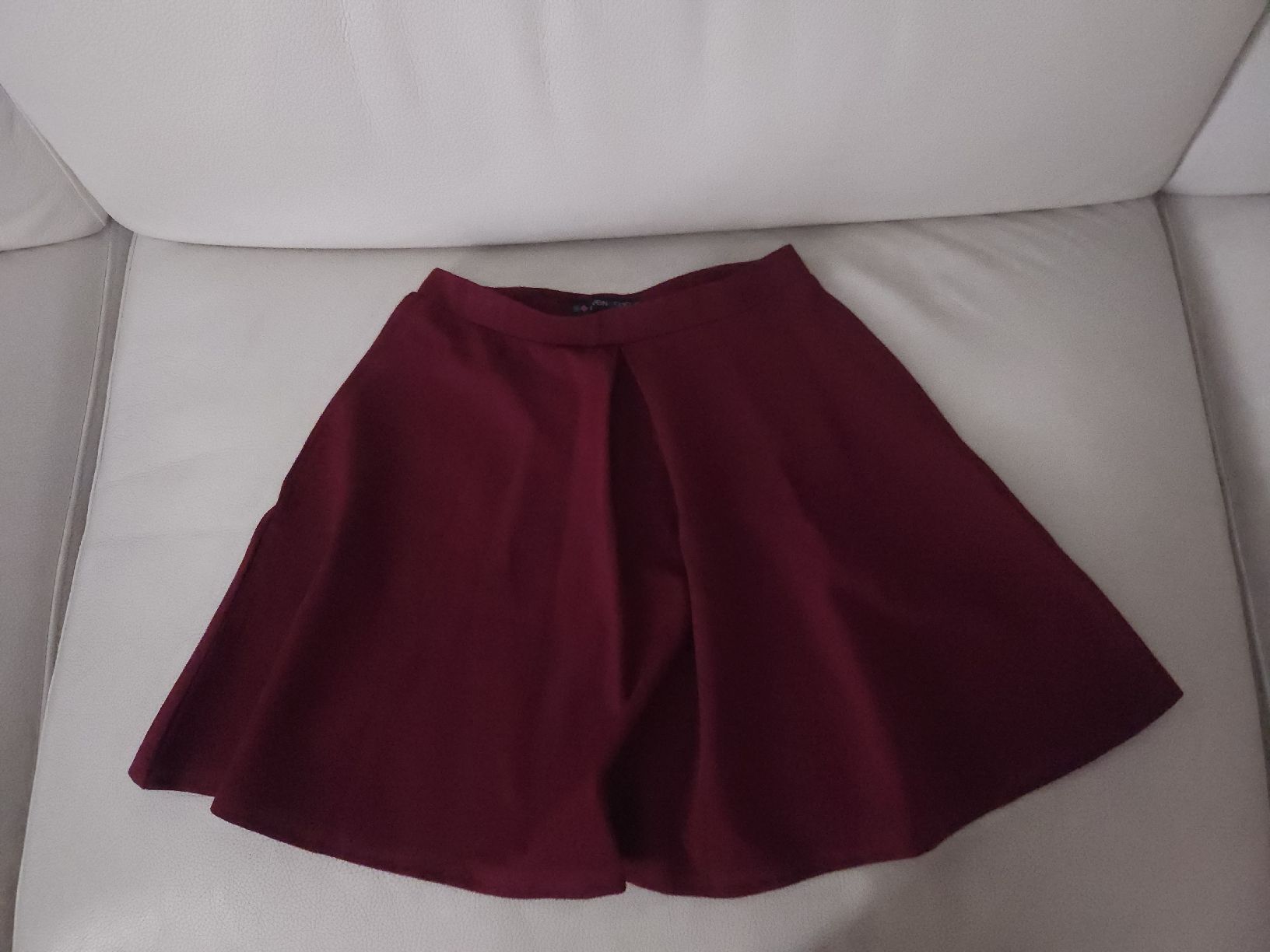 Gonne: Jupe courte bordeau – Usato da Les Acacias venduto da minnie6