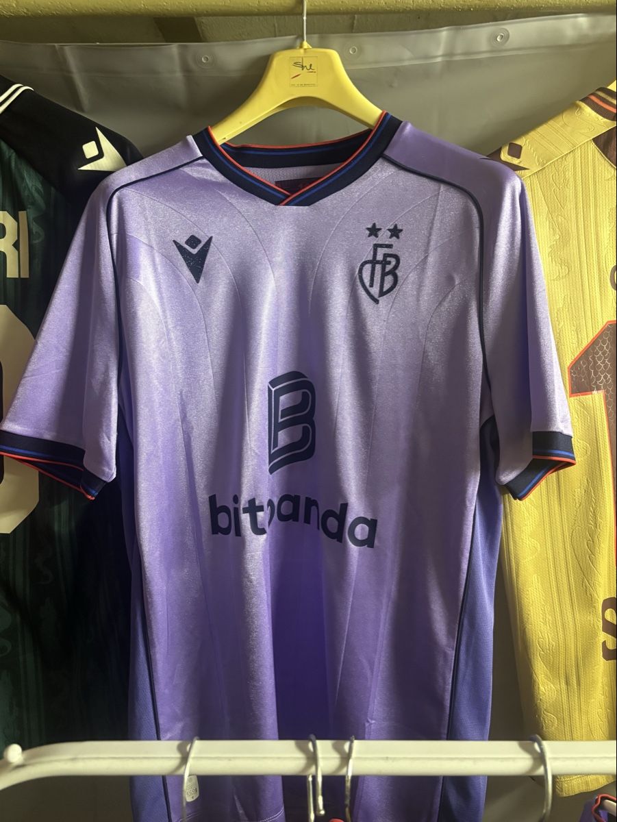 Canottiere & Pantaloni: FC BASEL Auswärts Trikot – Usato da Basel venduto da kleinerprinz