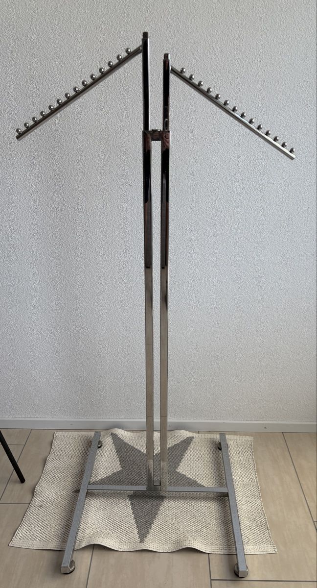 Sonstige Dekorationen & Accessoires: Desing Kleiderständer  – Gebraucht aus Meilen von bre_r7zh 1