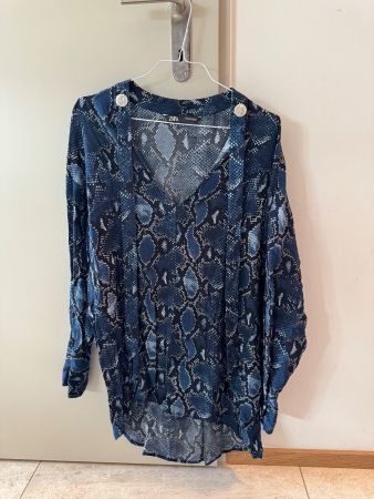 Schicke Bluse von Zara mit Schlangenmuster, Grösse M
