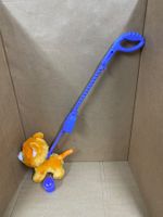 Hund mit Plastikleine