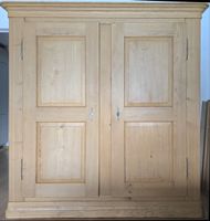 Schöner antiker Bauernschrank aus Tanne