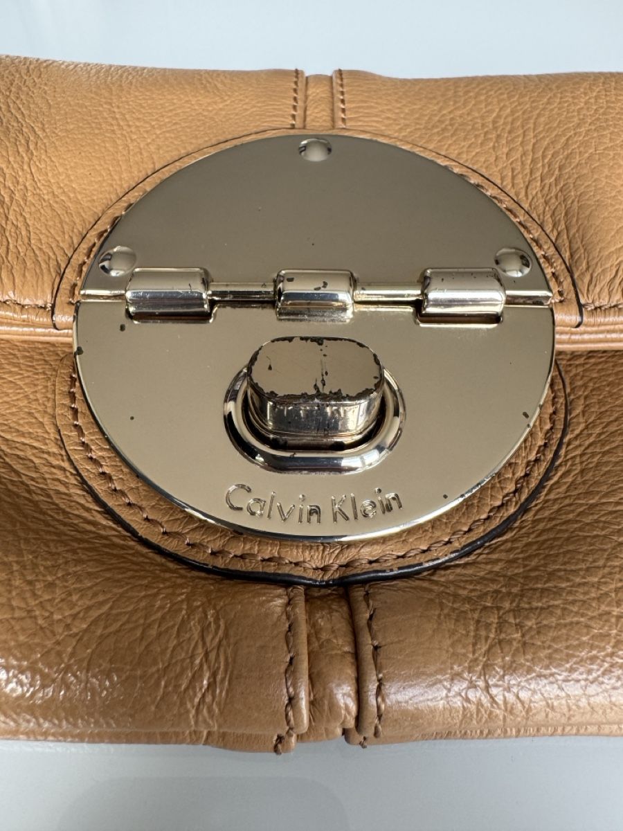 Calvin Klein Borse da donna: GENTLY USED CALVIN KLEIN GENUINE LEATHER CLUTCH – Usato da Forch venduto da ele_9gsf 9