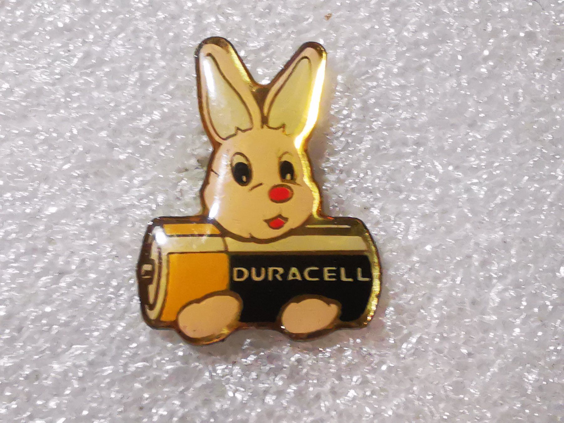 Plaketten & Abzeichen: Ansteckpin 101: Duracell Hase – Gebraucht aus Oppligen von Pin-Fall-Shop