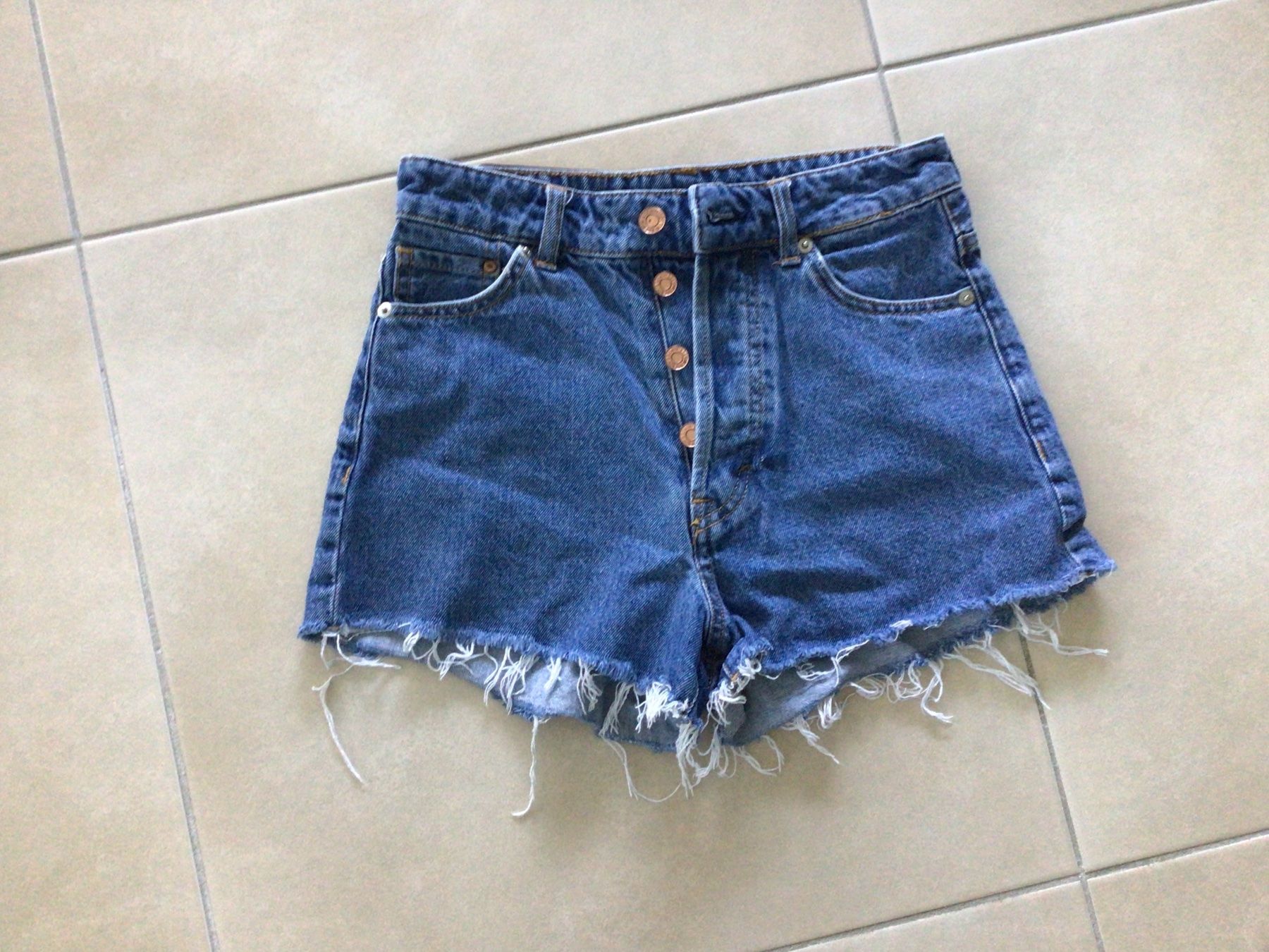 H&M Jeans: Denim Jeans Shorts, Grösse 34 – Usato da Frauenfeld venduto da Stehojen